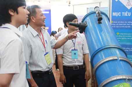Lãnh đạo Sở GD-ĐT nghe học sinh Trường THPT Nguyễn Đình Chiểu trình bày về dự án chế tạo kính thiên văn phản xạ D250mm F5 tại cuộc thi khoa học - kỹ thuật cấp tỉnh. Ảnh: H.Dung