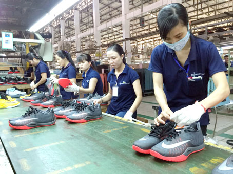 Công nhân Công ty TNHH Changshin Việt Nam trong giờ sản xuất.