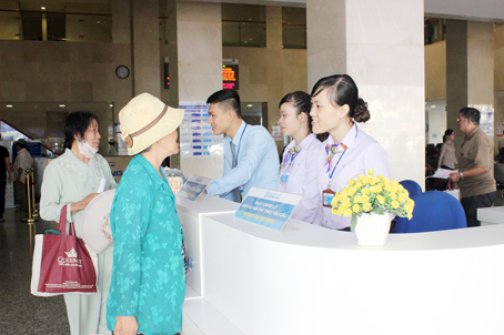 Nhân viên chăm sóc khách hàng Bệnh viện đa khoa Đồng Nai hướng dẫn bệnh nhân về thủ tục khám, chữa bệnh.
