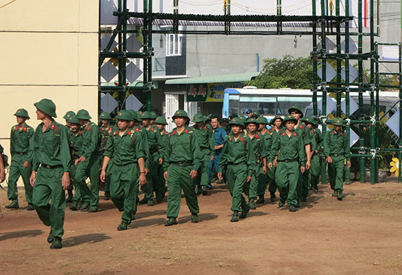 Thanh niên Long Thành hồ hỡi tiến về trung tâm huyện để tổ chức hội trại.