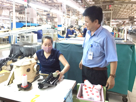 Chủ tịch Công đoàn cơ sở Công ty Changshin Việt Nam Đặng Tuấn Tú thường xuyên nắm bắt tâm tư,  nguyện vọng của công nhân trong quá trình làm việc (ảnh mang tính minh họa).