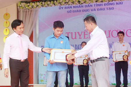 Anh Lê Hữu Huynh nhận bằng khen của UBND tỉnh với thành tích đoạt giải trong cuộc thi giải Toán trên máy tính cầm tay cấp quốc gia năm 2015. Ảnh: H.DUNG