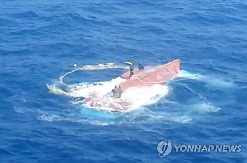 Chiếc tàu cá bị lật úp. (Nguồn: Yonhap News)