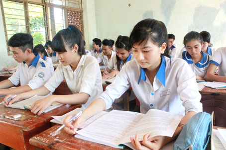 Học sinh lớp 12 Trường THCS-THPT Huỳnh Văn Nghệ (huyện Vĩnh Cửu) trong giờ ôn tập môn Ngữ văn.  Ảnh: A. Yên