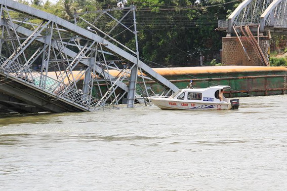 Lực lượng cứu hộ kịp thời có mặt để cứu những người dân bị rớt xuống sông (ảnh: Công Nghĩa)