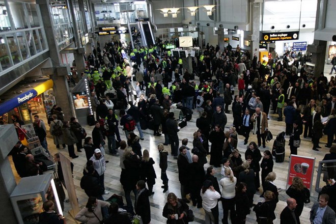 Hành khách được sơ tán vào vùng nội địa của sân bay Landvetter ở ngoài thành phố Goteborg, Thụy Điển. (Nguồn: Reuters)