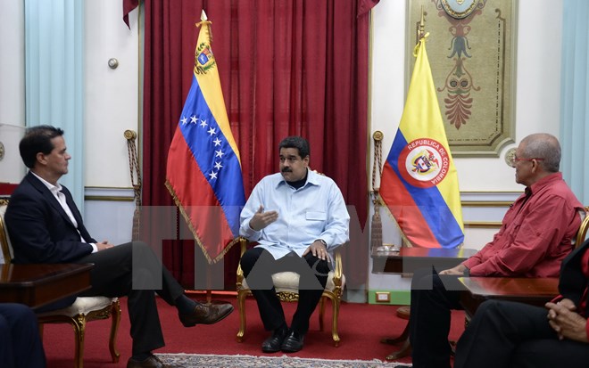 Tổng thống Venezuela Nicolas Maduro (giữa), Trưởng đoàn đàm phán Chính phủ Colombia Frank Pearl (trái) và Trưởng đoàn đàm phán ELN Chamorro Acosta, trong khuôn khổ lễ ký thỏa thuận khởi động hòa đàm tại Caracas ngày 30/3. (Nguồn: TTXVN)