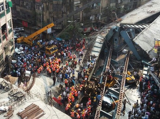 Hiện trường vụ sập cầu ở Ấn Độ. (Nguồn: cnn.com)