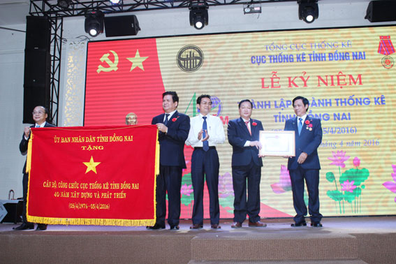 Phó chủ tịch UBND tỉnh Võ Văn Chánh tặng bức trướng và bằng khen của UBND tỉnh cho Cục Thống kê Đồng Nai. Ảnh: B.Nguyên 
