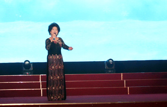 ca sĩ Phương Dung biểu diễn bài hát đã gắn bó gần 60 năm hoạt động nghệ thuật của bà là Về đâu mái tóc người thương