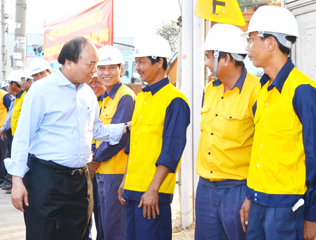 Phó thủ tướng Chính phủ Nguyễn Xuân Phúc động viên cán bộ, công nhân đang tham gia thi công cầu Ghềnh. Ảnh: K.Giới