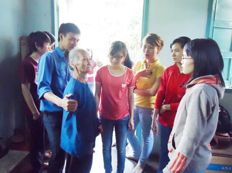 Sinh viên Trường đại học Lạc Hồng thăm hỏi, giúp đỡ các trường hợp người già có hoàn cảnh neo đơn ở xã Tân Bình (huyện Vĩnh Cửu).