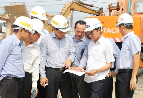 Thứ Trưởng Bộ Giao thông – vận tải Nguyễn Ngọc Đông (giữa) đang kiểm tra tiến độ thi công tại khu vực cầu Ghềnh (cg – L.Phú)