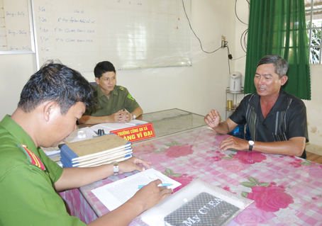 Ông Tạ Văn Hải (phải) đang kể lại việc bắt giữ đối tượng Wen Yi Min với cán bộ Công an huyện Trảng Bom và Công an xã Cây Gáo.