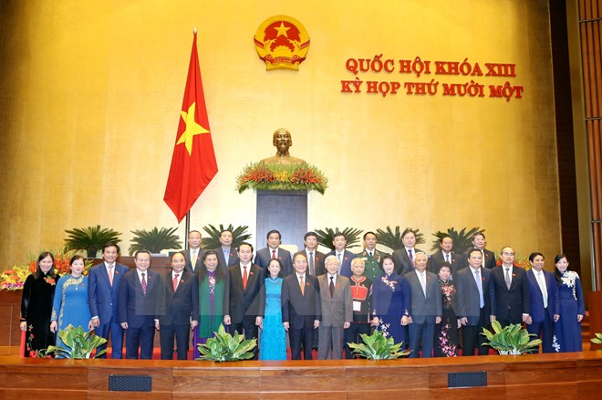 Các vị lãnh đạo Đảng và Nhà nước với các Ủy viên và nguyên Ủy viên Ủy ban Thường vụ Quốc hội tại phiên bế mạc. (Ảnh: TTXVN)