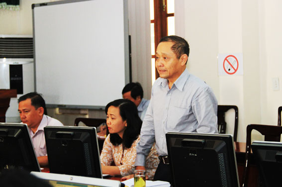 Tổng biên tập Báo Đồng Nai Trần Huy Thanh đóng góp ý kiến tại hội nghị.