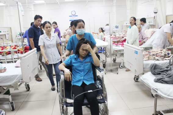 Công nhân bị ngộ độc thực phẩm đang được cấp cứu tại Bệnh viện đa khoa Đồng Nai.