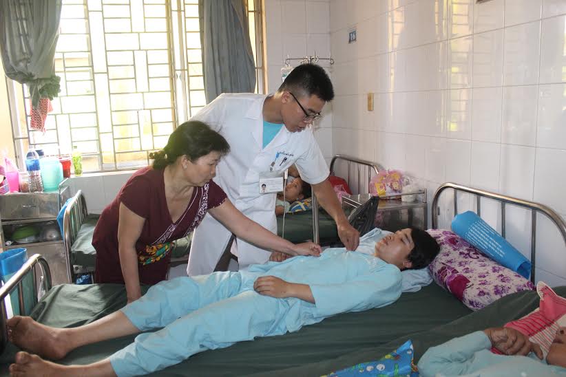 Một bệnh nhân bị đả thương trong ngày nghỉ lễ đang được điều trị tại Bệnh viện đa khoa Thống Nhất. Ảnh: Đặng Ngọc.