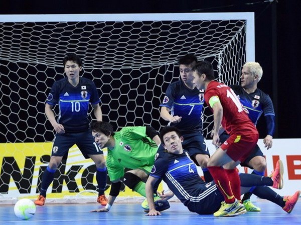 Futsal Việt Nam (áo đỏ) từng làm nên kỳ tích trước nhà vô địch châu Á Nhật Bản. (Ảnh: VFF)