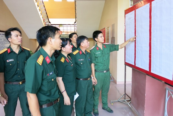 Các cử tri lực lượng vũ trang tỉnh đang dò danh sách cử tri tại tổ bầu cử Bộ chỉ huy quân sự tỉnh.