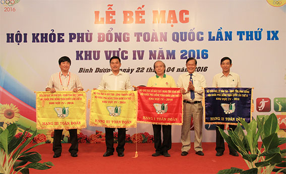 Ban tổ chức trao cờ cho các địa phương dẫn đầu toàn đoàn về điểm
