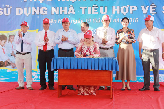 Lãnh đạo Trường tiểu học Lê Văn Tám đại diện ký kết hợp tác