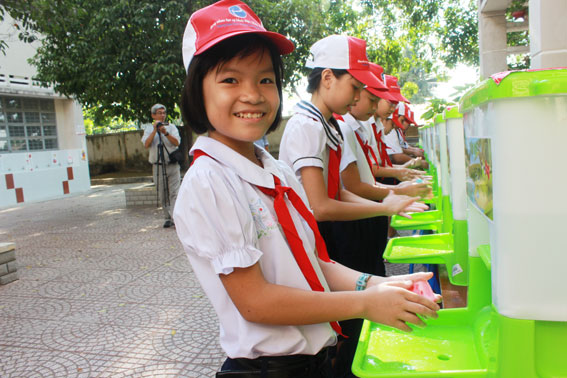 Các em học sinh thực hành rửa tay sạch bằng xà phòng