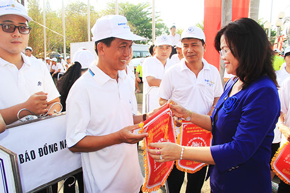  Phó chủ tịch UBND tỉnh Nguyễn Hòa Hiệp tặng cờ lưu niệm cho các đơn vị tham dự.