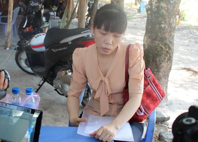  Bà Nguyễn Thị Ánh Ngọc bần thần khi vừa nhận được quyết định đình chỉ vụ án lại nhận ngay quyết định xử phạt vi phạm hành chính.