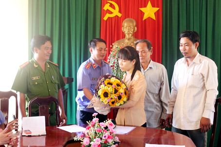Ông Nguyễn Chí Hà tặng hoa cho bà Nguyễn Thị Ánh Ngọc trong buổi xin lỗi.