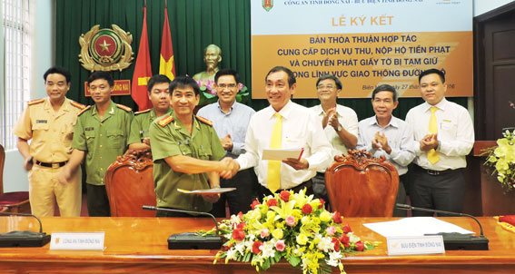 Đại diện Công an tỉnh và Bưu điện tỉnh ký kết thỏa thuận.