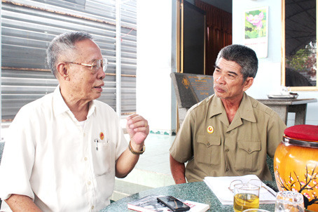 Cựu chiến binh Trịnh Ngọc Ước (trái) đang kể lại giây phút chứng kiến Tổng thống Dương Văn Minh tuyên bố đầu hàng.