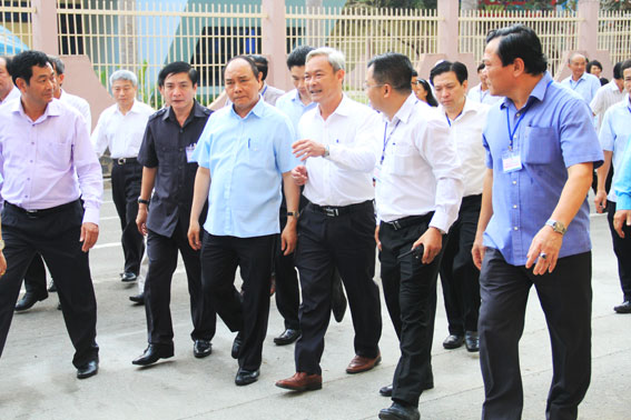 Bí thư Tỉnh ủy Nguyễn Phú Cường và các đồng chí lãnh đạo tiếp Thủ tướng Chính phủ Nguyễn Xuân Phúc về thăm nói chuyện với các công nhân