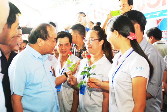 Thủ tướng Chính phủ Nguyễn Xuân Phúc thăm hỏi công nhân lao động.