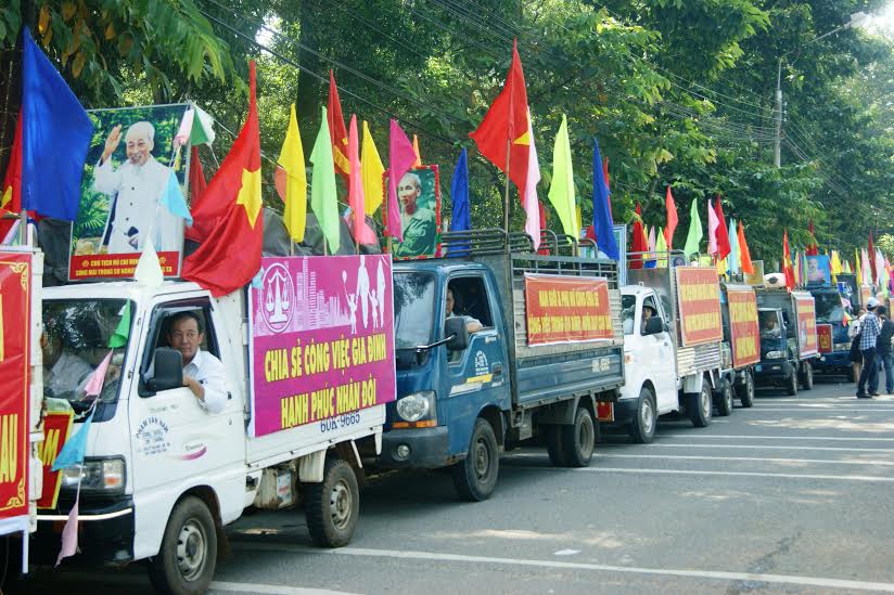 Đoàn xe tuyên truyền cổ động về bình đẳng giới sau lễ phát động Chiến dịch truyền thông tại huyện Trảng Bom năm 2015