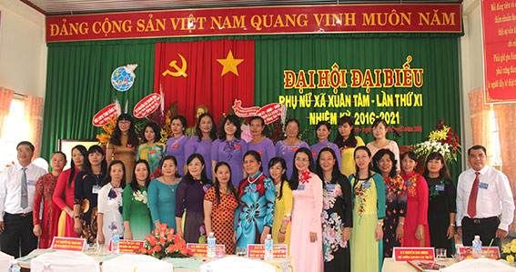 Các đại biểu chụp hình lưu niệm với Ban chấp hành Hội LHPN xã Xuân Tâm (huyện Xuân Lộc) nhiệm kỳ 2016-2021 – đơn vị đại hội điểm cấp cơ sở đầu tiên