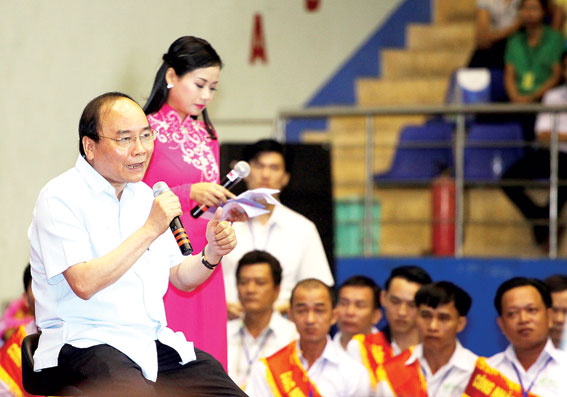 Thủ tướng Nguyễn Xuân Phúc đối thoại với công nhân lao động.