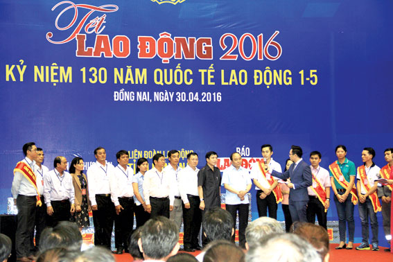 Dại diện công nhân phát biểu cảm ơn Thủ tướng Nguyễn Xuân Phúc