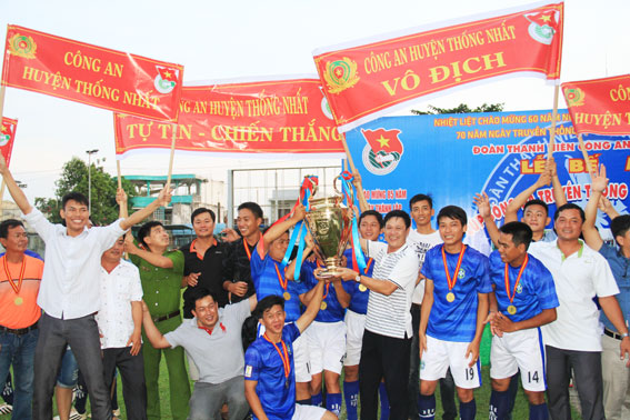 Đội Công an huyện Thống Nhất giương cao chiếc cúp vô địch