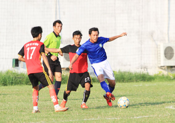 Công an huyện Thống Nhất (áo xanh) thắng Cảnh sát Cơ động 3-1 ở trận chung kết.