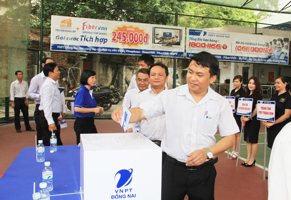 Lãnh đạo VNPT Đồng Nai đóng góp cho Quỹ đền ơn đáp nghĩa.