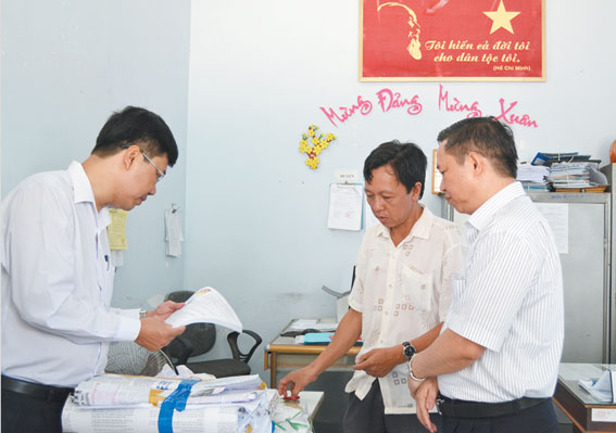 Đoàn kiểm tra công tác niêm yết danh sách các ứng cử viên đại biểu quốc hội và HĐND tại xã Bàu Hàm 2 (huyện Thống Nhất). Ảnh: P.Hằng