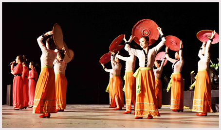 Biểu diễn nghệ thuật của Nhà hát ca múa nhạc dân gian Việt Bắc trong Festival Huế.