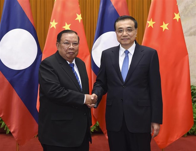 Chủ tịch CHDCND Lào Bounnhang Vorachit và Thủ tướng Trung Quốc Lý Khắc Cường. (Nguồn: Xinhua)