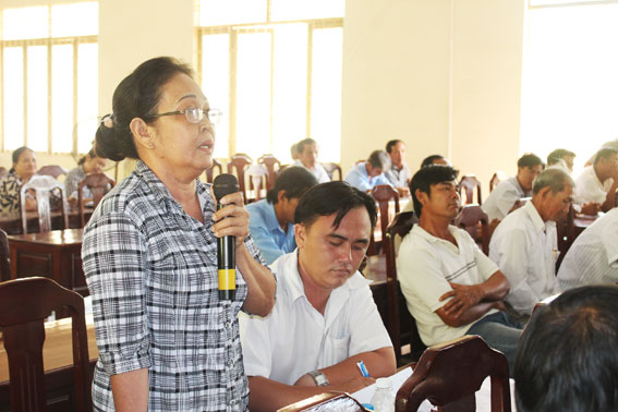 Cử tri xã Thiện Tân (huyện Vĩnh Cửu) phát biểu ý kiến tại buổi tiếp xúc  cử tri.