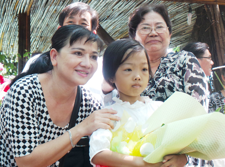 Nhà văn Thu Trân tặng hoa cho em Trần Khánh Vy.
