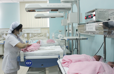 Trẻ sơ sinh phải được sàng lọc sơ sinh để phòng ngừa các bệnh nguy hiểm. Trong ảnh: Trẻ sơ sinh được chăm sóc tại Khoa sản Bệnh viện đa khoa Đồng Nai. 