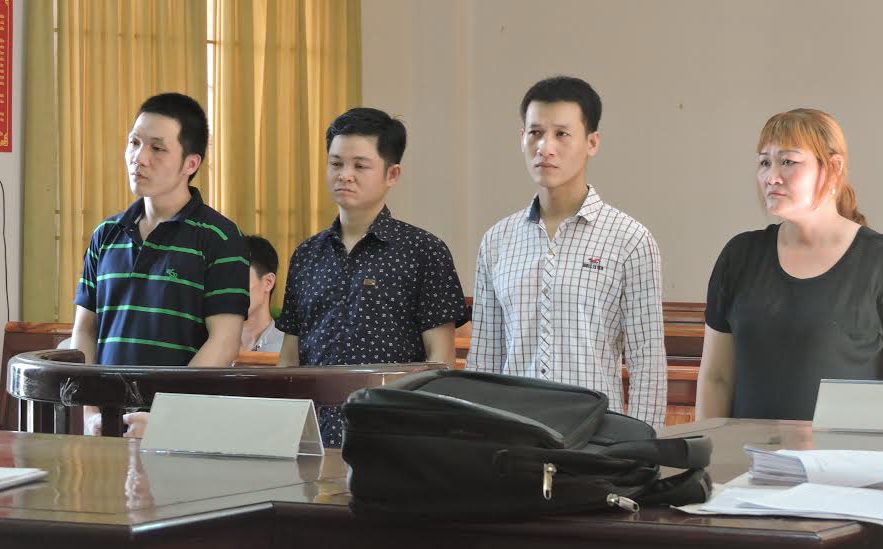 Các bị cáo Hùng, Thiện, Hoài, Trinh (từ trái qua phải) tại phiên tòa xét xử.