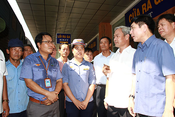 Đồng chí Bùi Văn Cường và đồng chí Nguyễn Phú Cường tặng quà công nhân ngành đường sắt phụ vụ chạy tàu tại Ga Biên Hòa.