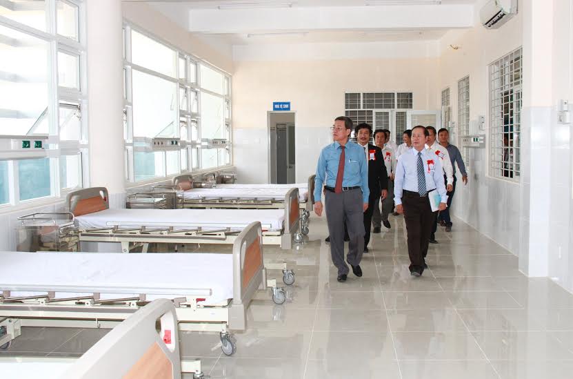 Chủ tịch UBND tỉnh Đinh Quốc Thái tham quan cơ sở vật chất mới của bệnh viện